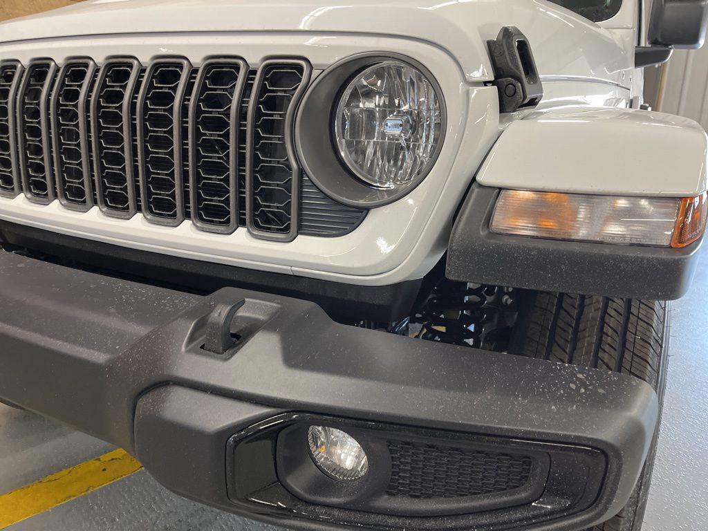 new 2026 Jeep Gladiator car, priced at $43,724