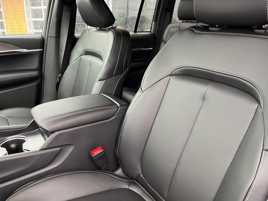 new 2025 Jeep Grand Cherokee car, priced at $40,556