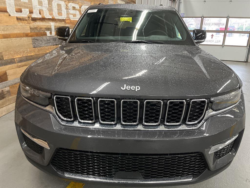 new 2025 Jeep Grand Cherokee car, priced at $40,556