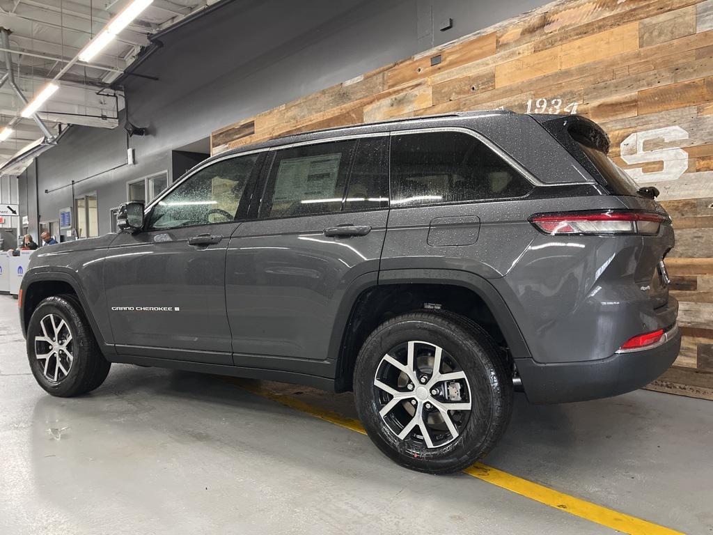 new 2025 Jeep Grand Cherokee car, priced at $40,556