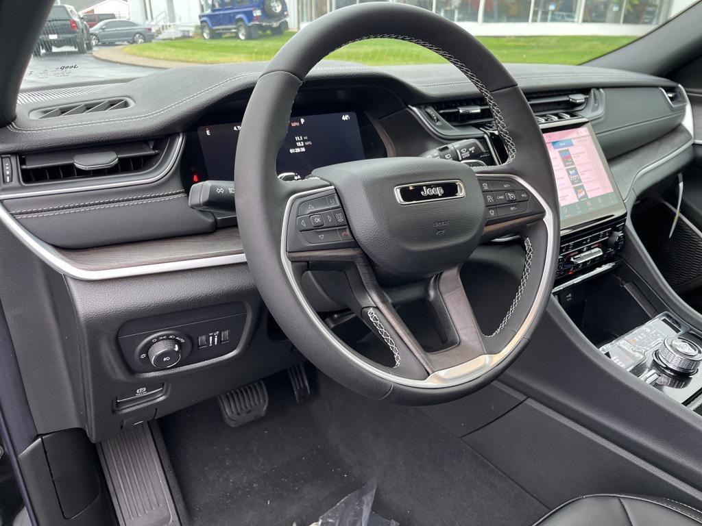 new 2025 Jeep Grand Cherokee car, priced at $41,895