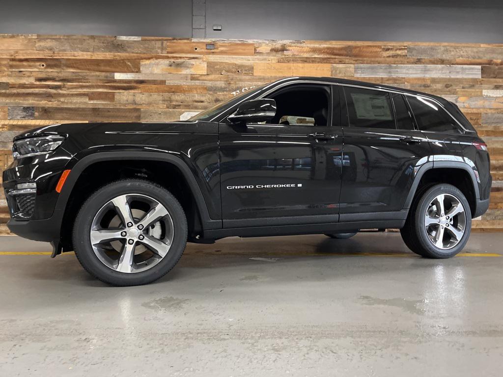 new 2025 Jeep Grand Cherokee car, priced at $41,895