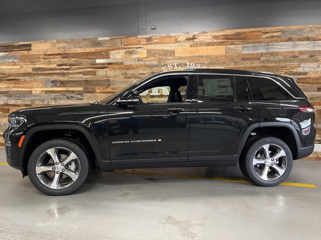 new 2025 Jeep Grand Cherokee car, priced at $41,895
