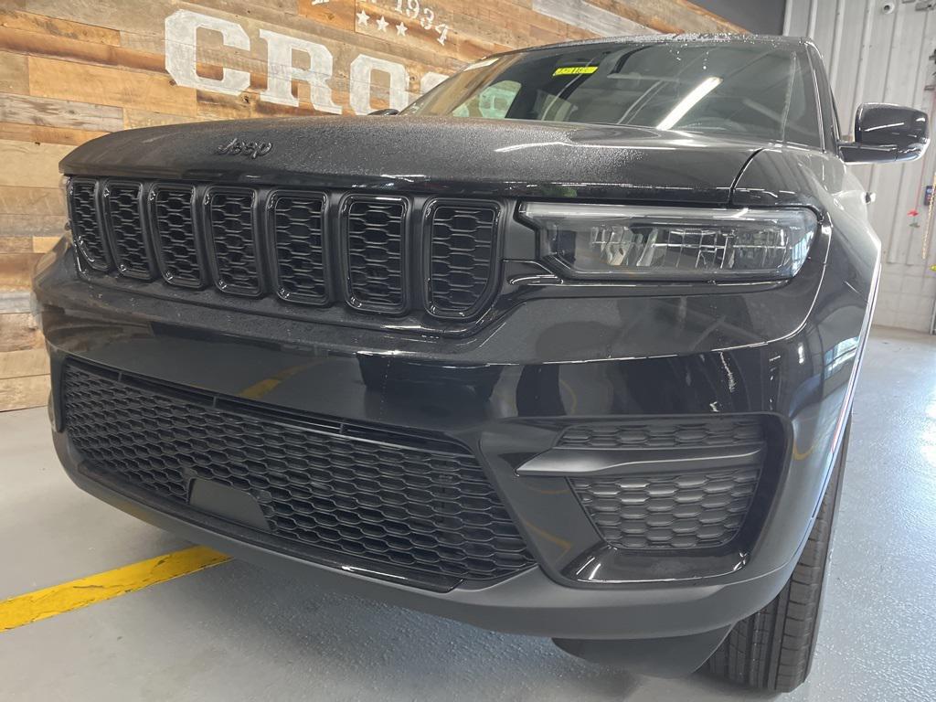 new 2025 Jeep Grand Cherokee car, priced at $37,250