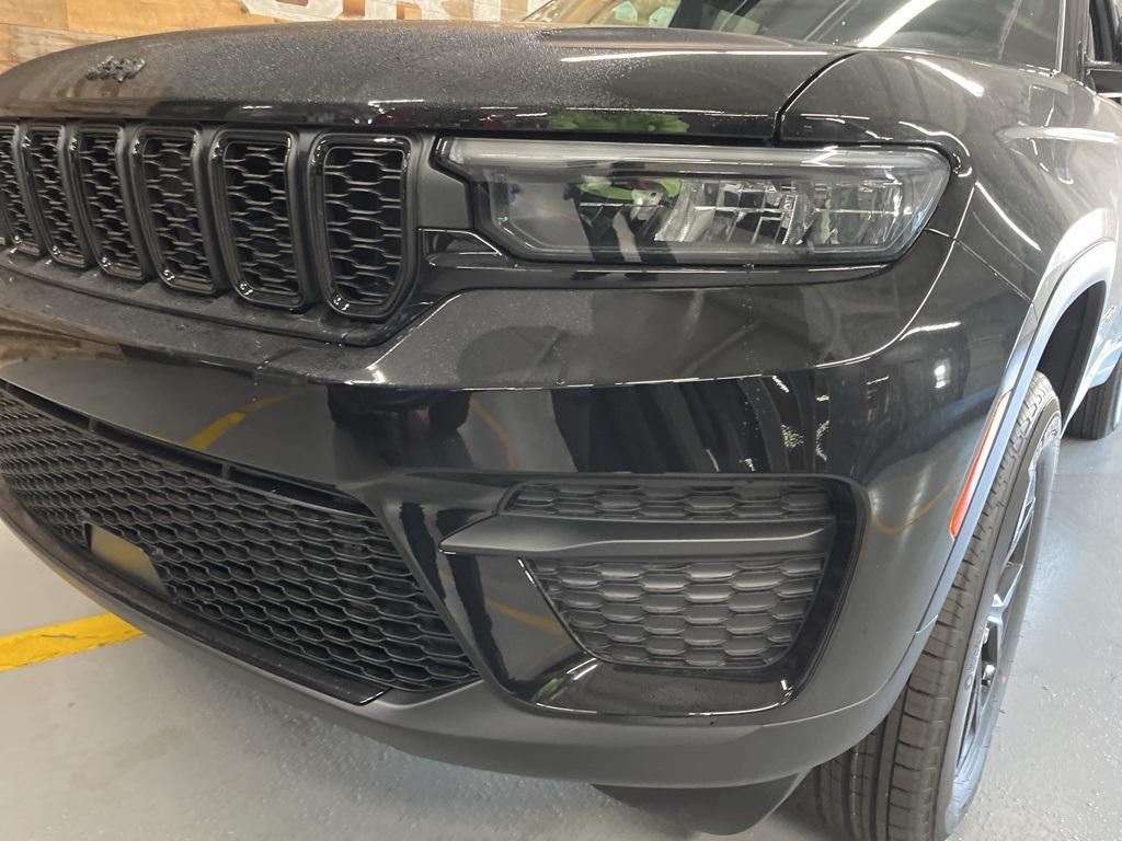 new 2025 Jeep Grand Cherokee car, priced at $37,250