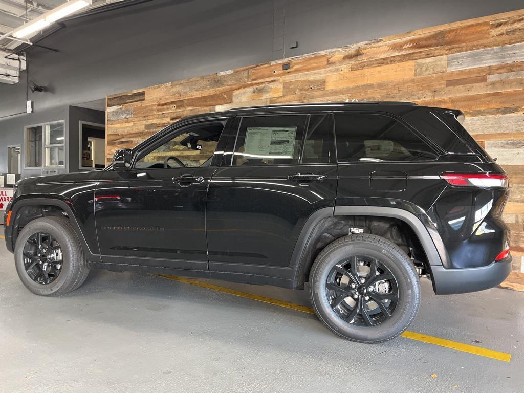 new 2025 Jeep Grand Cherokee car, priced at $37,250