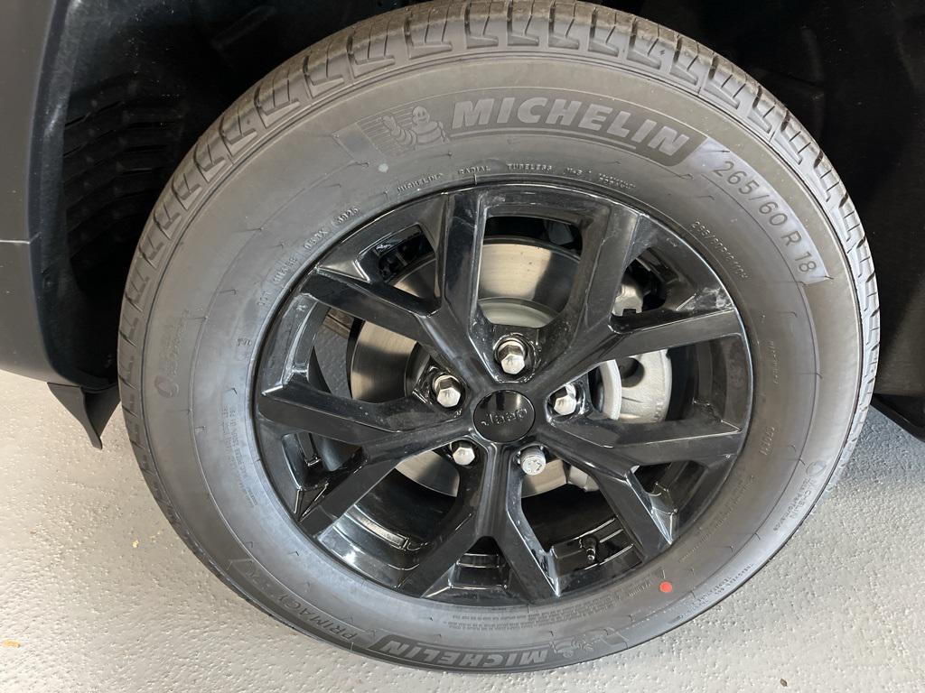 new 2025 Jeep Grand Cherokee car, priced at $37,250