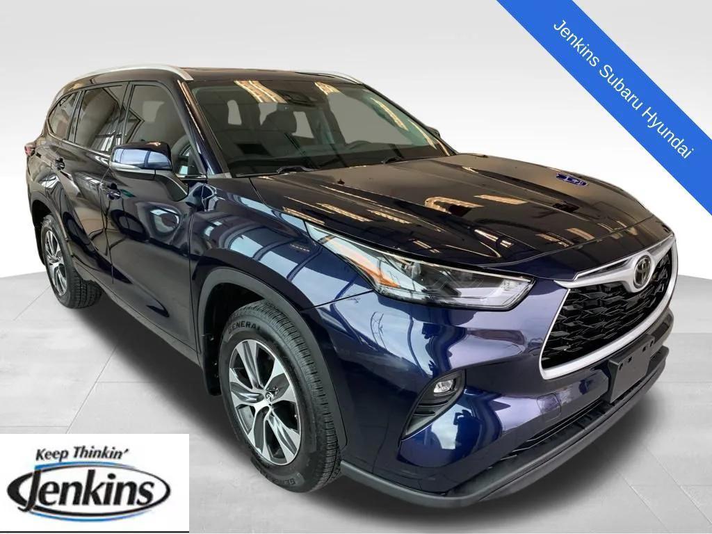 used 2022 Toyota Highlander car, priced at $36,000
