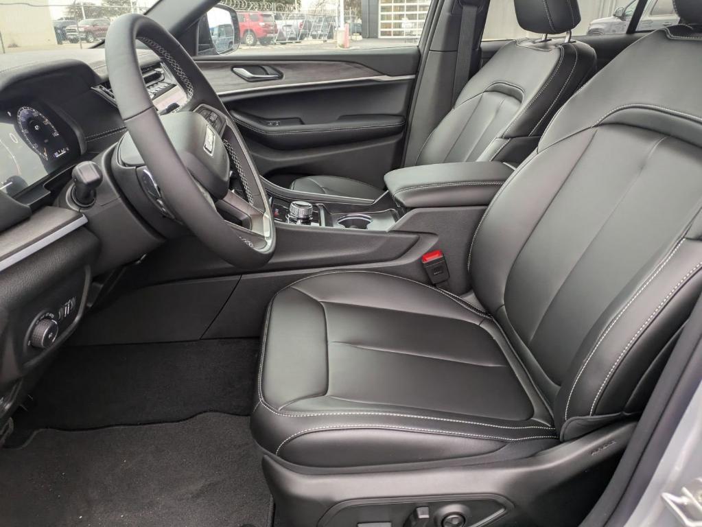 new 2025 Jeep Grand Cherokee car, priced at $43,870