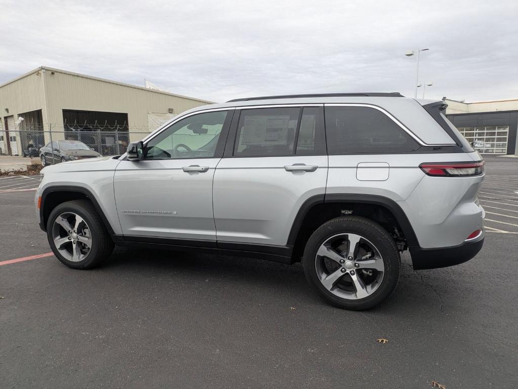 new 2025 Jeep Grand Cherokee car, priced at $43,870
