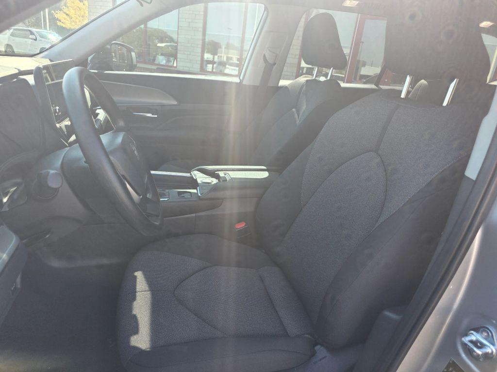 used 2025 Toyota Highlander car, priced at $39,995