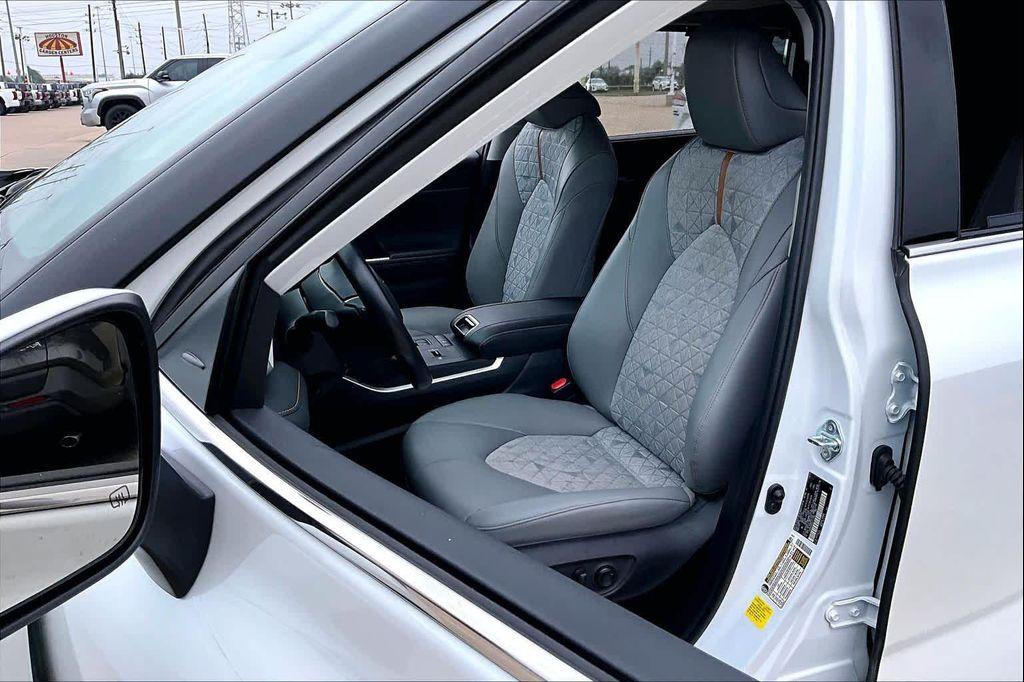 used 2022 Toyota Highlander Hybrid car, priced at $35,900