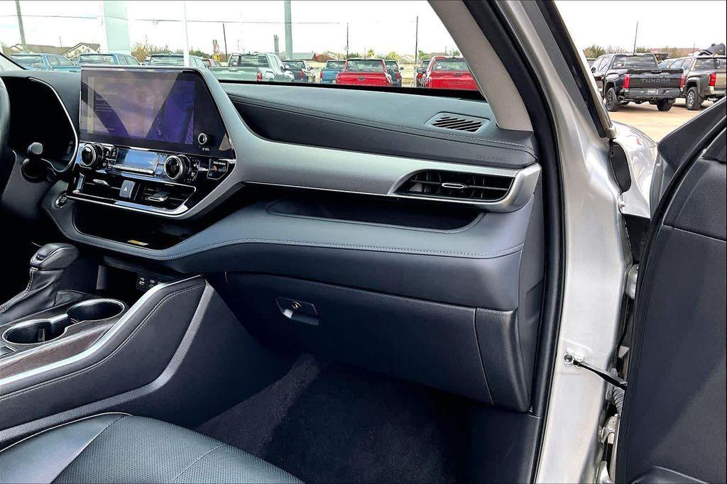 used 2023 Toyota Highlander car, priced at $40,500