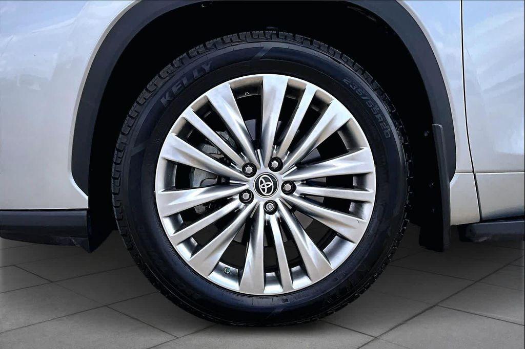 used 2023 Toyota Highlander car, priced at $40,500