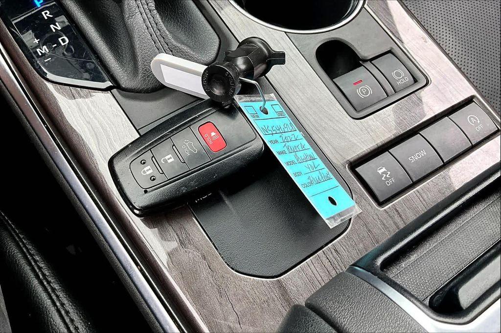 used 2022 Toyota Highlander car, priced at $28,999