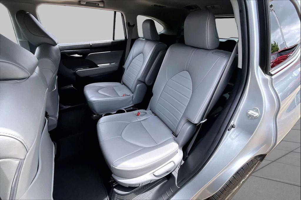 used 2022 Toyota Highlander Hybrid car, priced at $37,025