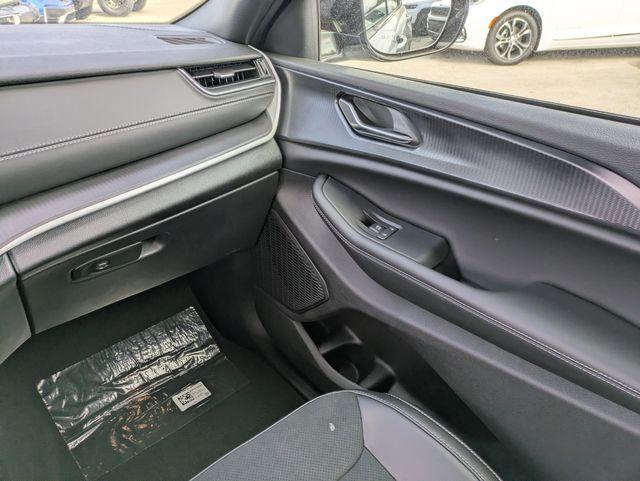 new 2025 Jeep Grand Cherokee car, priced at $38,596