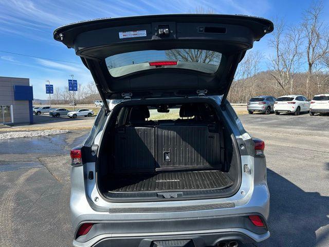 used 2022 Toyota Highlander car, priced at $29,250