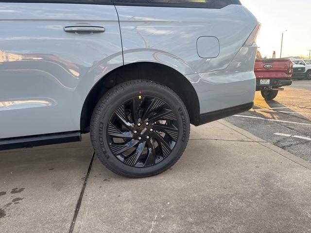 new 2025 Lincoln Navigator car, priced at $110,585