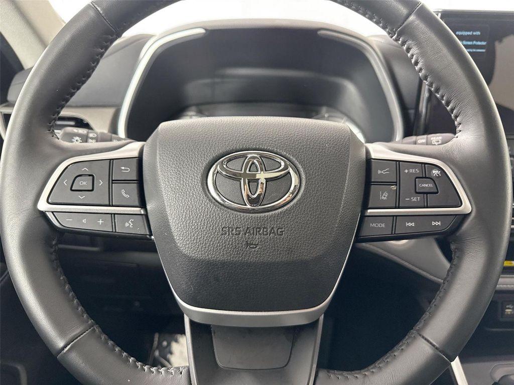 used 2025 Toyota Highlander Hybrid car, priced at $52,500
