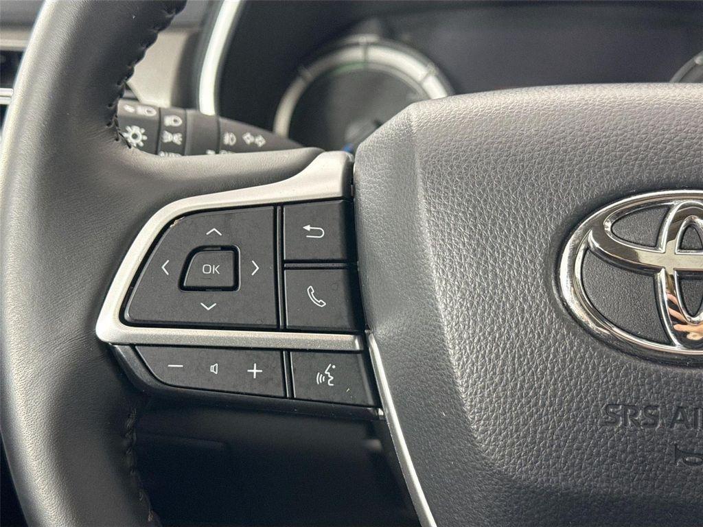 used 2025 Toyota Highlander Hybrid car, priced at $52,500