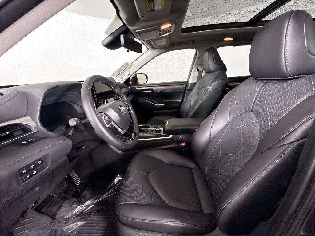 used 2025 Toyota Highlander car, priced at $53,700