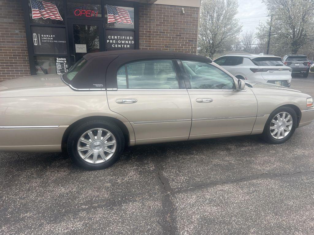 used 2009 Lincoln Town Car car, priced at $8,498