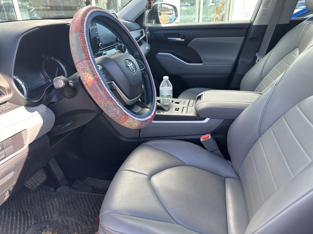 used 2022 Toyota Highlander car, priced at $34,499