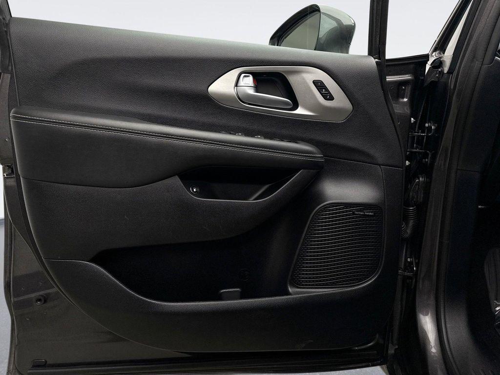 used 2022 Chrysler Pacifica Hybrid car, priced at $32,699