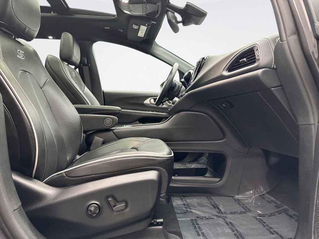 used 2022 Chrysler Pacifica Hybrid car, priced at $32,699