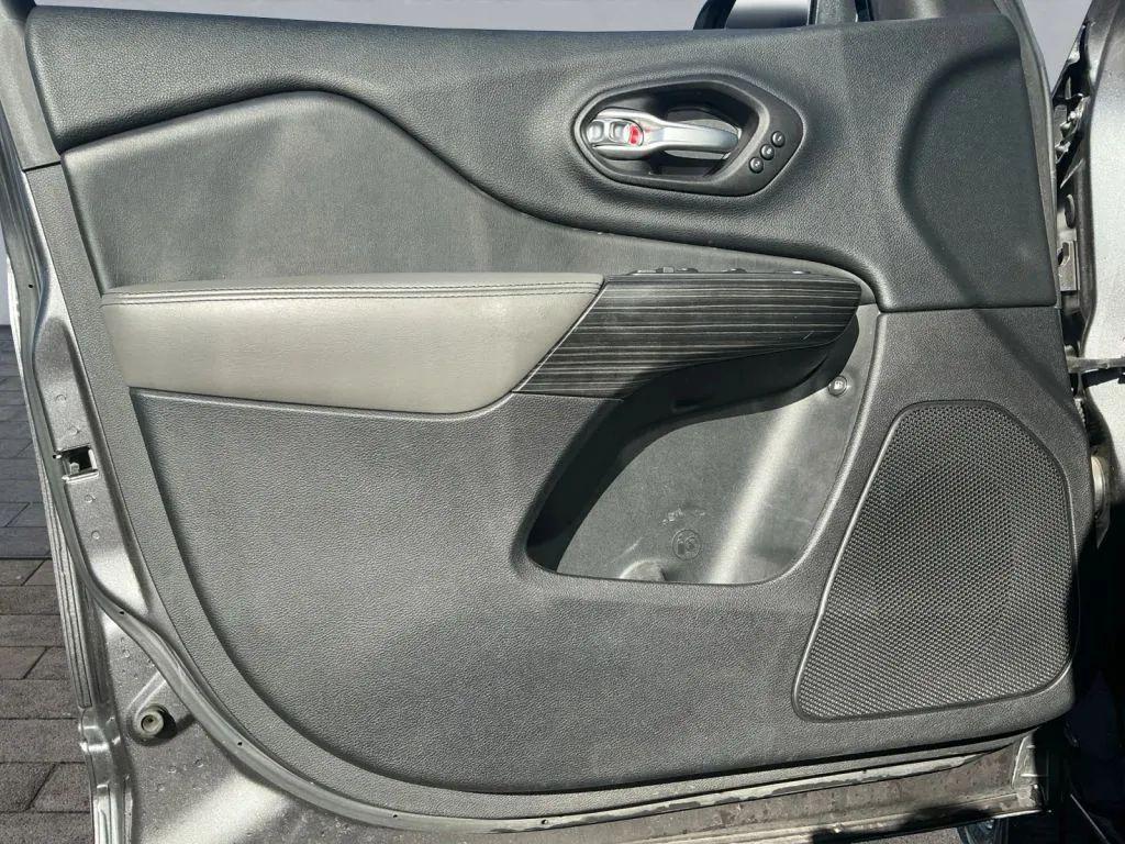 used 2014 Jeep Cherokee car, priced at $9,984