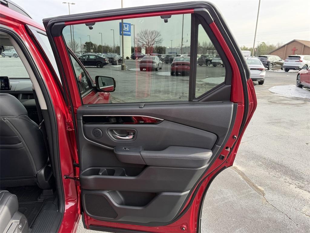 new 2025 Honda Pilot car, priced at $47,550