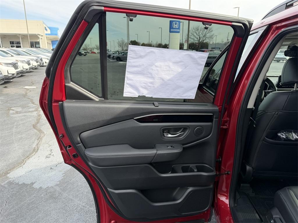new 2025 Honda Pilot car, priced at $47,550