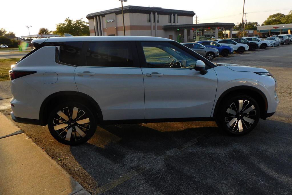 new 2025 Mitsubishi Outlander car, priced at $37,565