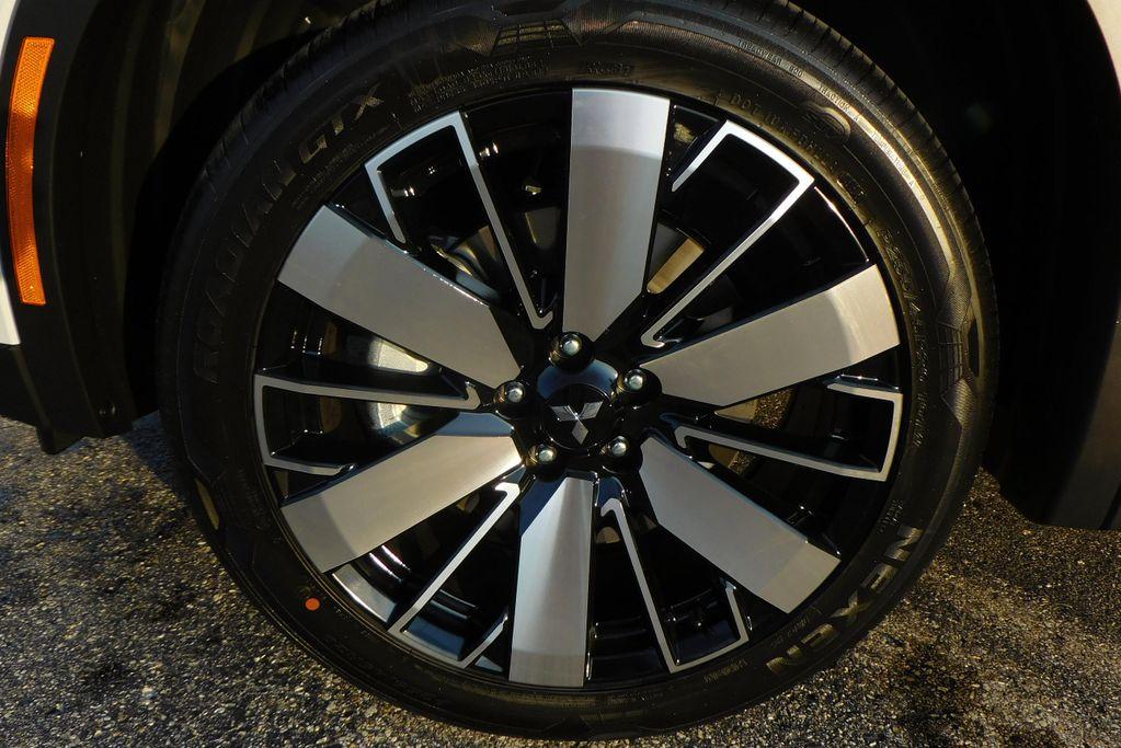 new 2025 Mitsubishi Outlander car, priced at $37,565