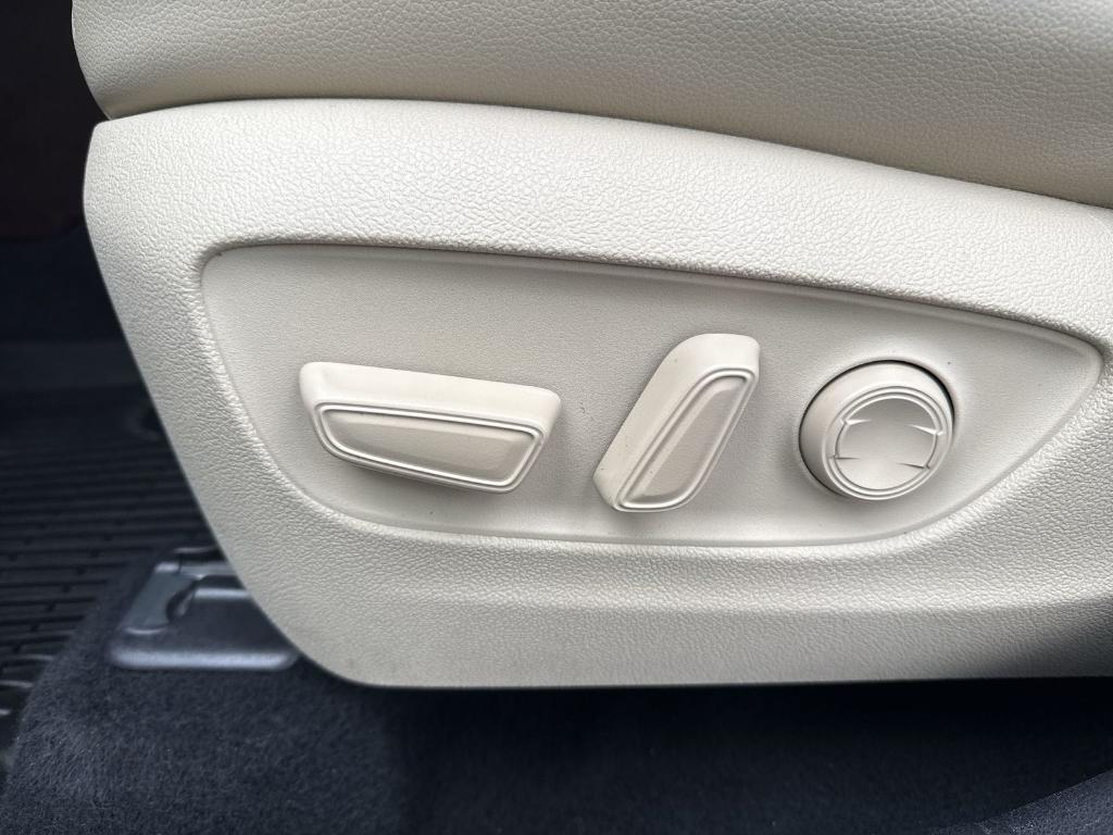 used 2020 Toyota Highlander car, priced at $27,895