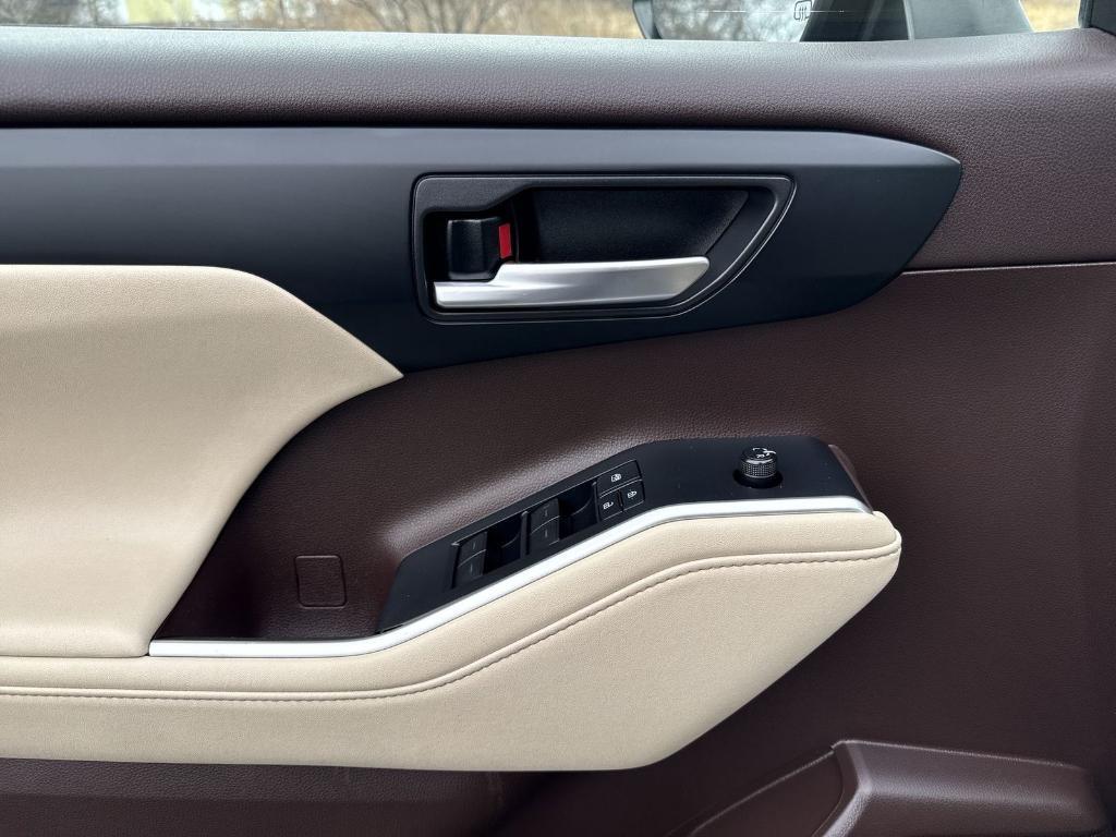 used 2020 Toyota Highlander car, priced at $27,895