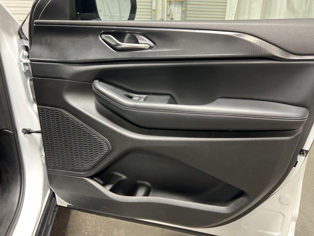 used 2025 Jeep Grand Cherokee car, priced at $33,599