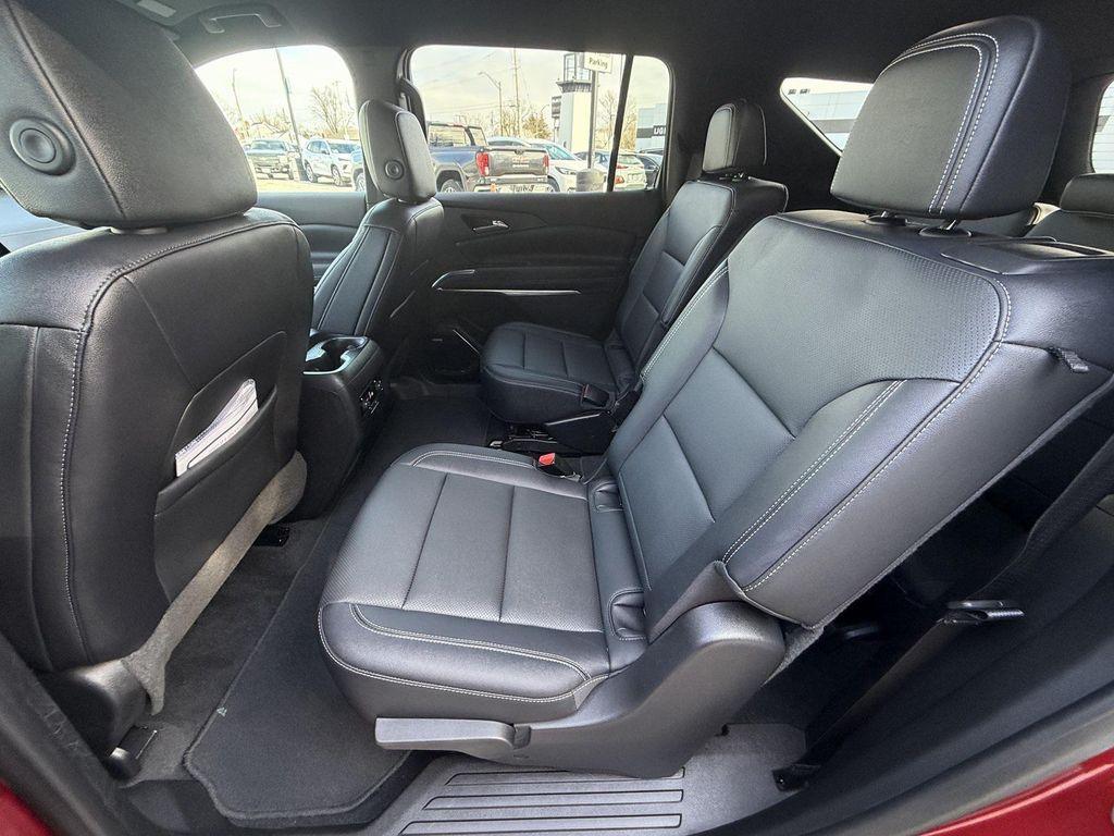 used 2024 Chevrolet Traverse car, priced at $33,900