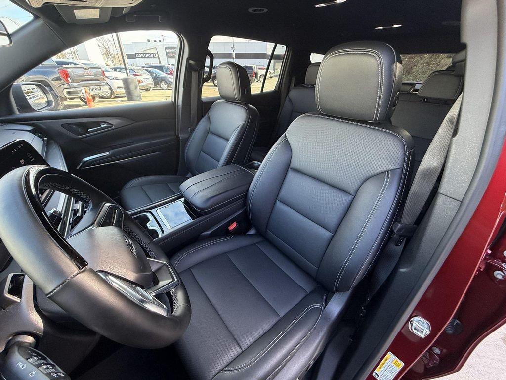 used 2024 Chevrolet Traverse car, priced at $33,900