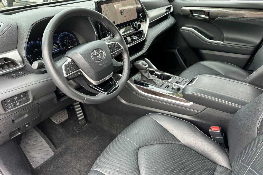 used 2024 Toyota Highlander car, priced at $40,000