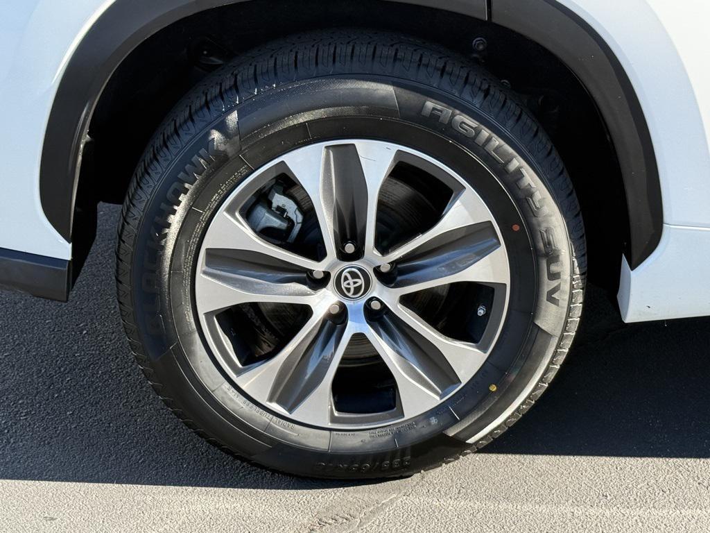 used 2023 Toyota Highlander car, priced at $33,104