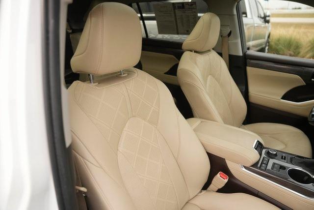 used 2022 Toyota Highlander car, priced at $37,969