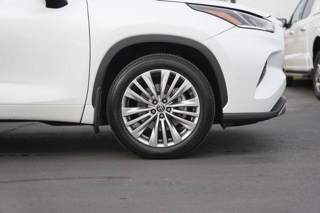 used 2022 Toyota Highlander car, priced at $37,969