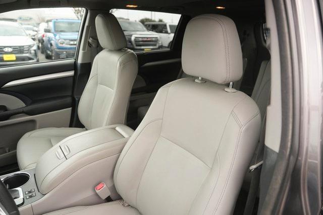 used 2015 Toyota Highlander car, priced at $15,689