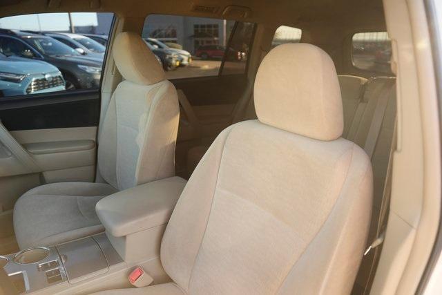 used 2013 Toyota Highlander car, priced at $7,989
