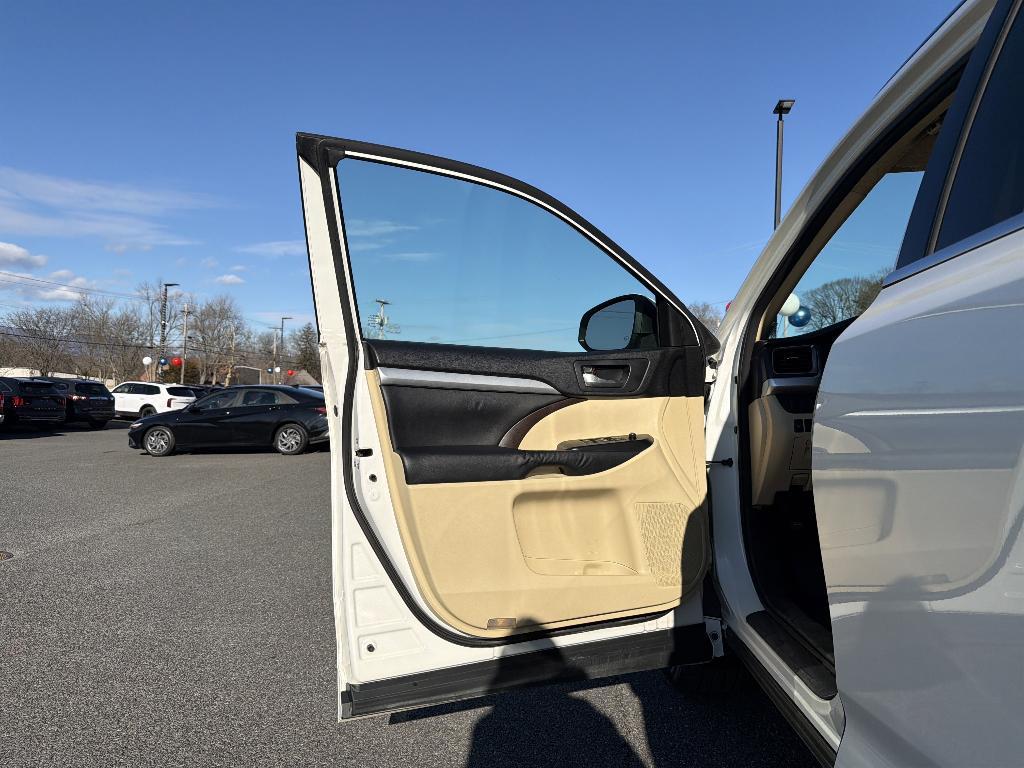 used 2015 Toyota Highlander car, priced at $14,995