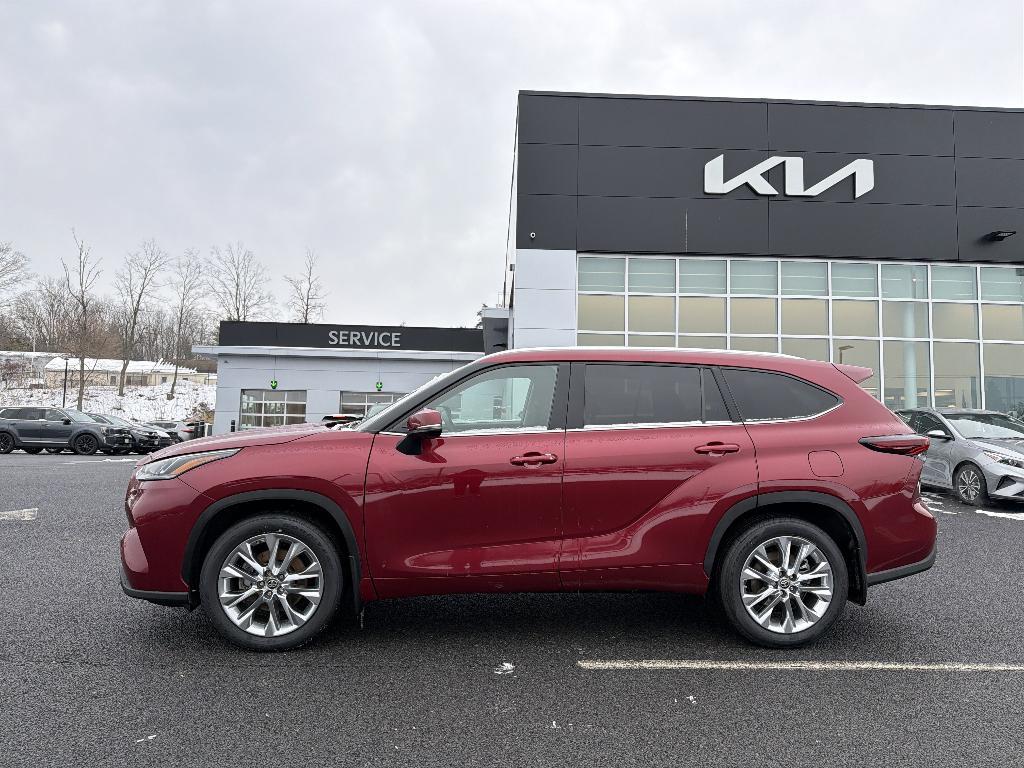 used 2024 Toyota Highlander car, priced at $37,650