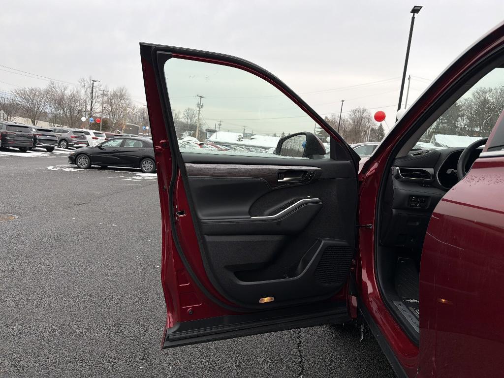 used 2024 Toyota Highlander car, priced at $37,650
