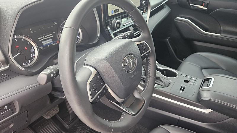 used 2024 Toyota Highlander car, priced at $36,899